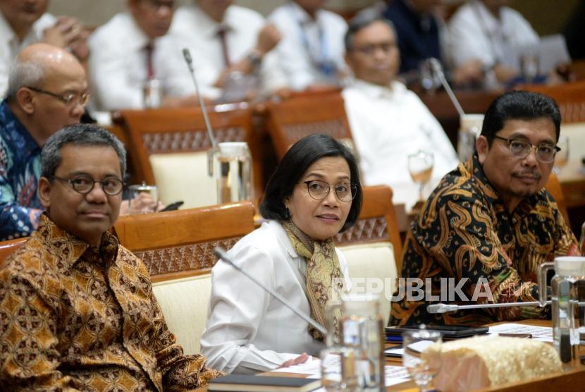Menteri Keuangan Sri Mulyani Indrawati saat mengikuti rapat kerja dengan Komisi XI DPR di Kompleks Parlemen, Senayan, Jakarta, Senin (4/11).