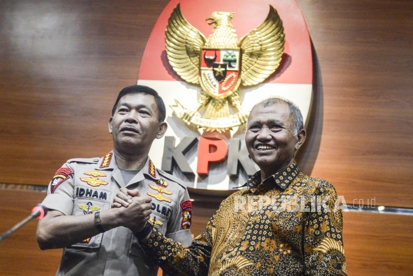 Kapolri Jenderal (Pol) Idham Azis dan Ketua Komisi Pemberantasan Korupsi (KPK) Agus Rahardjoberjabat tangan usai melakukan pertemuan di Gedung KPK, Jakarta, Senin (4/11).