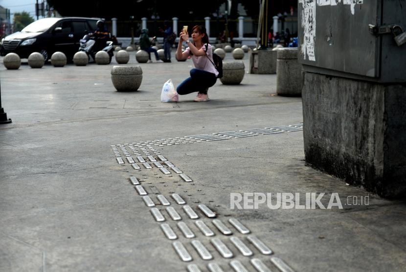 Penataan jalur pedestrian di Yogya dilanjutkan tahun 2020. Foto: Guiding Block Yogyakarta Hilang. Guiding Block untuk tuna netra di pedestrian Benteng Vredeburg,  Yogyakarta, Senin (4/11/2019).