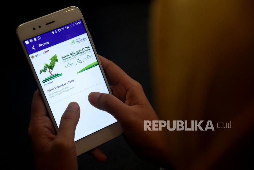 Petugas memberikan informasi kepada nasabah di Bank Muamalat di Jakarta, Selasa (5/11).