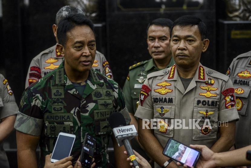 Kepala Staf Angkatan Darat (KSAD) Jenderal Andika Perkasa bersama Kapolri Jenderal (Pol) Idham Azis menyampaikan keterangan kepada wartawan usai melakukan pertemuan di Jakarta, Selasa(5/11).