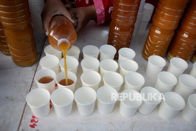 Minum Jamu Gratis. Penjual jamu menyiapkan minuman jamu di kawasan Ngejaman, Yogyakarta, Selasa (5/11/2019).(Republika/ Wihdan)