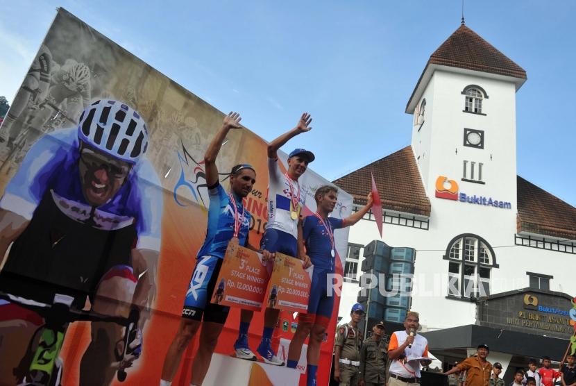 Tiga pebalap tercepat pada etape keempat Tour de Singkarak (TdS) 2019 Cristian Reaileanu (tengah), Jesse Ewart (kanan) dan Jamalidin Novardianto (kiri) berpose di atas podium usai pengalungan medali di Sawahlunto, Sumatera Barat, Selasa (5/11/2019).