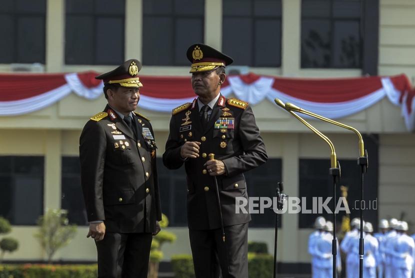 Kapolri Jenderal Pol Idham Azis bersama Menteri Dalam Negeri yang juga mantan Kapolri Jenderal Pol (Purn) Tito Karnavian menghadiri acara penyerahan panji Tribrata Polri di Mako Brimob Kelapa Dua, Depok, Jawa Barat, Rabu (6/11).
