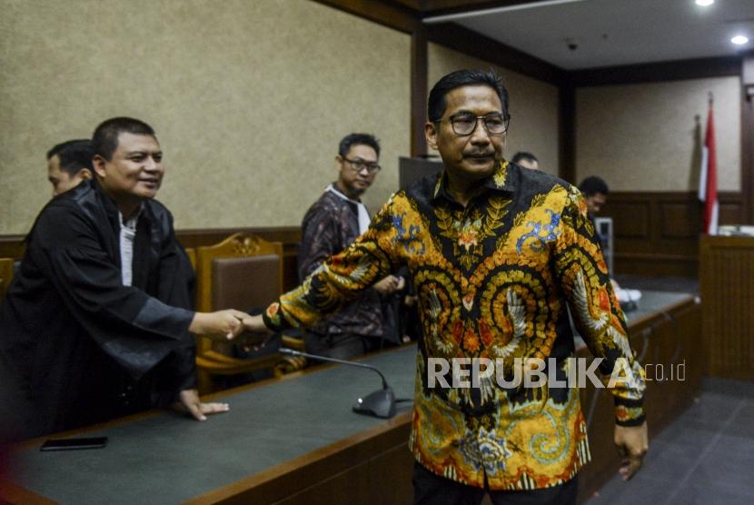 Terdakwa kasus dugaan suap distribusi pupuk Bowo Sidik Pangarso bercengkrama dengan kerabatnya usai menjalani sidang tuntutan di Pengadilan Tipikor, Jakarta, Rabu (6/11).