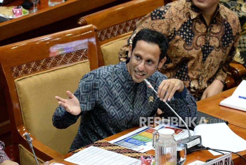 Menteri Pendidikan dan Kebudayaan Nadiem Makarim saat mengikuti rapat kerja dengan Komisi X DPR di Kompleks Parlemen, Senayan, Jakarta, Rabu (6/11).