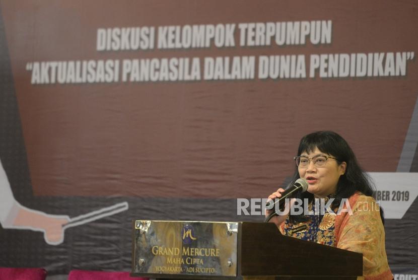Pancasila Dalam Dunia Pendidikan. Deputi Bidang Pengendalian dan Evaluasi BPIP Rima Agristina menyampaikan paparan saat pembukaan diskusi kelompok di Yogyakarta, Rabu (6/11/2019).