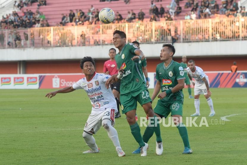 Bali United Berbagi Poin di Sleman. Pemain PSS Purwaka Yudi menanduk bola saat melawan Bali United pada lanjutan pertandingan Liga 1 di Stadion Maguwoharjo, Sleman, Yogyakarta, Rabu (6/11/2019).