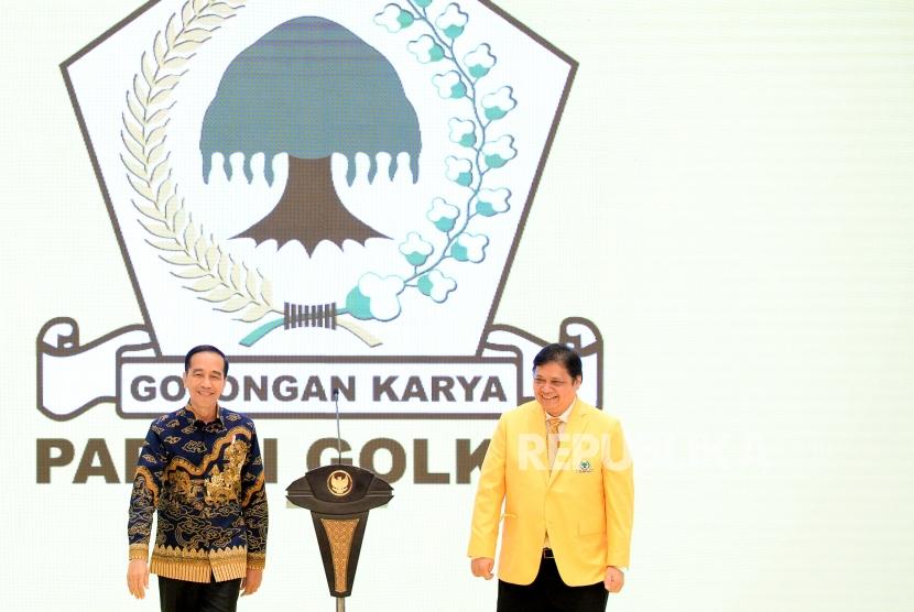 Presiden Joko Widodo bersama Ketua Umum Partai Golkar Airlangga Hartarto saat memperingati HUT ke-55 tahun Partai Golkar di Jakarta, Rabu (6/11).