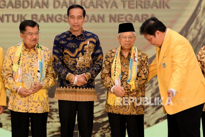 Ketua Umum Partai Golkar Airlangga Hartarto berbincang dengan Presiden Joko Widodo,Wakil Presiden KH Ma'ruf Amin dan Wakil Presiden ke 10 dan 12 Jusuf Kalla saat memperingati HUT ke-55 tahun Partai Golkar di Jakarta, Rabu (6/11).