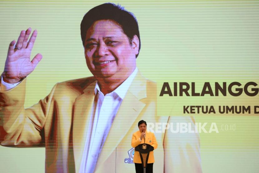 Ketua Umum Partai Golkar Airlangga Hartarto memberikan sambutan saat peringatan HUT ke-55 tahun Partai Golkar di Jakarta, Rabu (6/11).