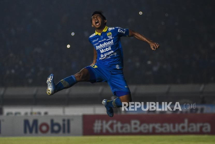 Gelandang Persib Bandung Febri Hariyadi melakukan selebrasi usai mencetak gol.