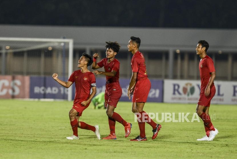 Pesepakbola Timnas Indonesia David Maulana (kiri) melakukan selebrasi usai memasukan bola ke gawang Timnas Timor Leste pada pertandingan kualifikasi AFC U-19 di Stadion Madya, Jakarta, Rabu (6/11).