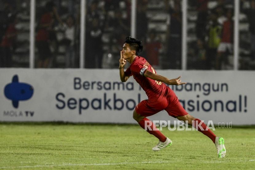 Pesepakbola Timnas Indonesia David Maulana (kiri) melakukan selebrasi usai memasukan bola ke gawang Timnas Timor Leste pada pertandingan kualifikasi AFC U-19 di Stadion Madya, Jakarta, Rabu (6/11).