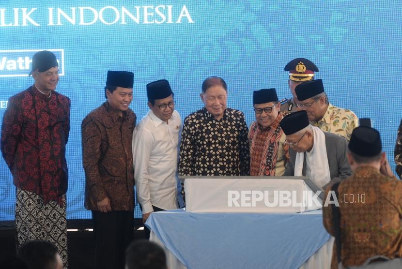 Peresmian RSU Syubannul Wathon. Wakil Presiden Maruf Amin (kanan) menandatangani prasasti peresmian RSU Syubannul Wathon di Tegalrejo, Magelang, Jawa Tengah, Kamis (7/11/2019).