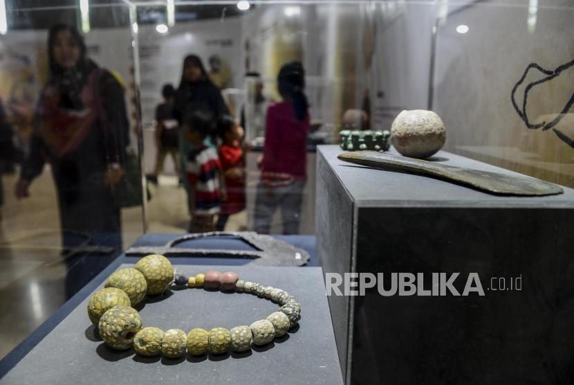 1.500 Benda Bersejarah Indonesia Perlu Dikaji Mendalam. Sejumlah pengunjung saat melihat pameran bertajuk Asal Usul Orang Indonesia (ASOI) di Museum Nasional, Jakarta.