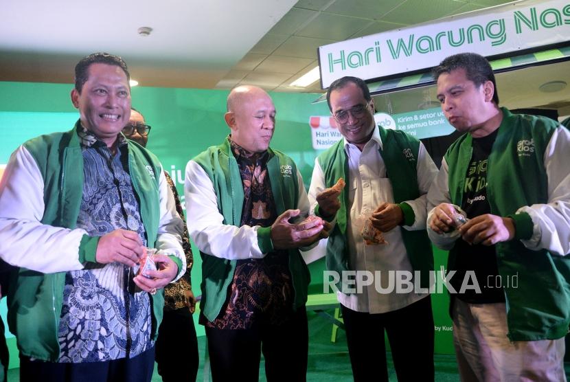 (dari Kiri) Direktur Utama Perum Bulog Budi Waseso berbincang dengan Menteri Koperasi dan Usaha Kecil dan Menengah Teten Masduki, Menteri Perhubungan Budi Karya Sumadi dan President of Grab Indonesia Ridzki Kramadibrata usai peresmian Hari Warung Nasional sekaligus peluncuran GrabKios di Jakarta, Kamis (7/11).