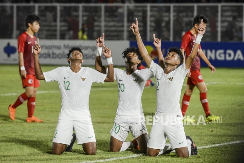 Pesepakbola Timnas Indonesia Amiruddin Bagas Alfikri (tengah) bersama Braif Fatari (kiri) dan Amiruddin Bagas Arrizqi melakukan selebrasi usai membobol gawang Timnas Hongkong pada pertandingan kualifikasi AFC U-19 di Stadion Madya, Jakarta, Jumat (8/11).