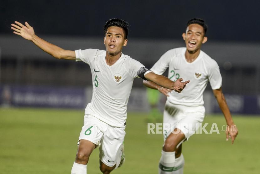 Pesepakbola Timnas Indonesia David Maulana (kiri) bersama Rizky Ridho Ramdhani melakukan selebrasi usai membobol gawang Timnas Hongkong pada pertandingan kualifikasi AFC U-19 di Stadion Madya, Jakarta, Jumat (8/11).