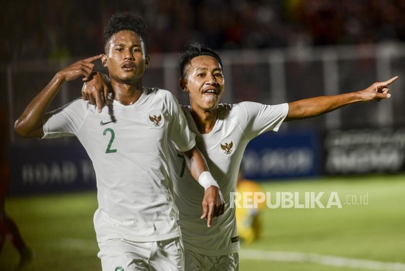 Pesepakbola Timnas Indonesia Amiruddin Bagas Arrizqi dan Beckham Putra Nugraha saat melakukan selebrasi usai berhasil membobol gawang Timnas Hongkong pada pertandingan kualifikasi AFC U-19 di Stadion Madya, Jakarta, Jumat (8/11).