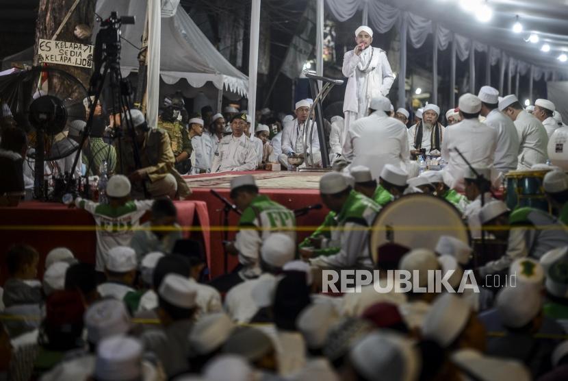 Sejumlah jamaah saat mendengar ceramah pada acara Maulid Akbar Nabi Besar Muhammad SAW ke 1493 di Jalan KS Tubun, Jakarta, Jumat (9/11).