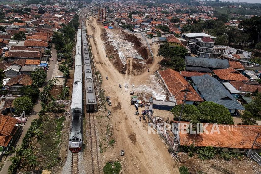 Foto udara suasana SMPN 1 Ngamprah yang berdekatan dengan proyek kereta cepat di Ngamprah, Kabupaten Bandung Barat, Kamis (7/11).