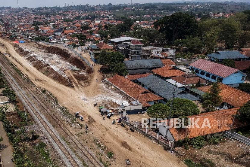 Foto udara suasana SMPN 1 Ngamprah yang berdekatan dengan proyek kereta cepat di Ngamprah, Kabupaten Bandung Barat, Kamis (7/11).