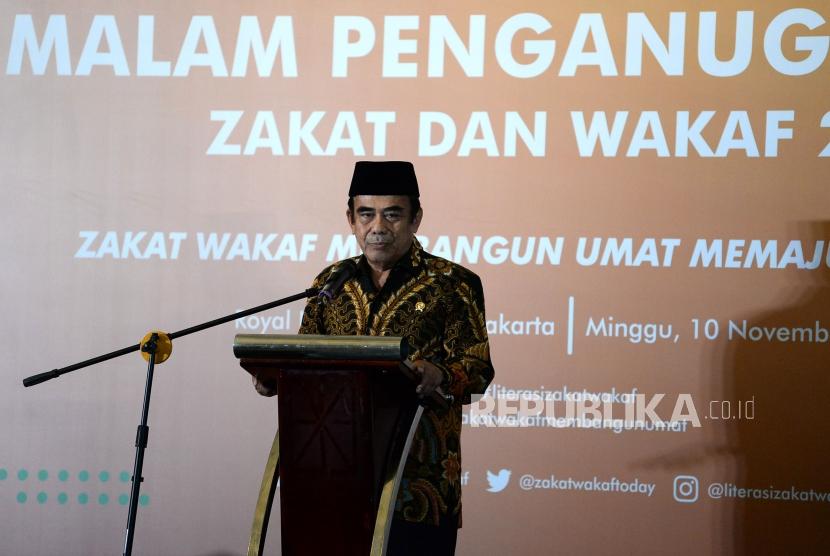Menteri Agama Fachrul Razi memberikan sambutan pada malam penganugerahan Zakat dan Wakaf 2019 di Jakarta, Ahad (10/11).