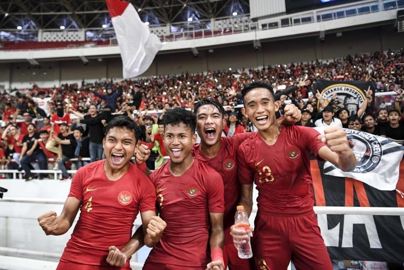 Pemain timnas Indonesia U-19 meluapkan kegembiraan bersama suporter usai bertanding melawan timnas Korea Utara U-19 pada laga lanjutan babak kualifikasi Grup K Piala Asia U-19 2020 di Stadion Utama Gelora Bung Karno, Senayan, Jakarta, Minggu (10/11/2019).
