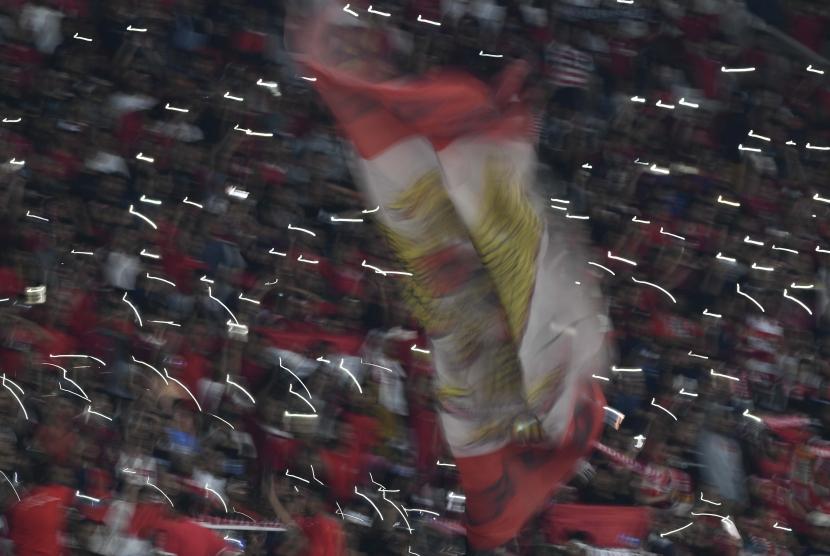 Suporter meneriakan yel-yel saat pertandingan timnas Indonesia U-19 melawan timnas Korea Utara U-19 pada laga lanjutan babak kualifikasi Grup K Piala Asia U-19 2020 di Stadion Utama Gelora Bung Karno, Senayan, Jakarta, Minggu (10/11/2019).