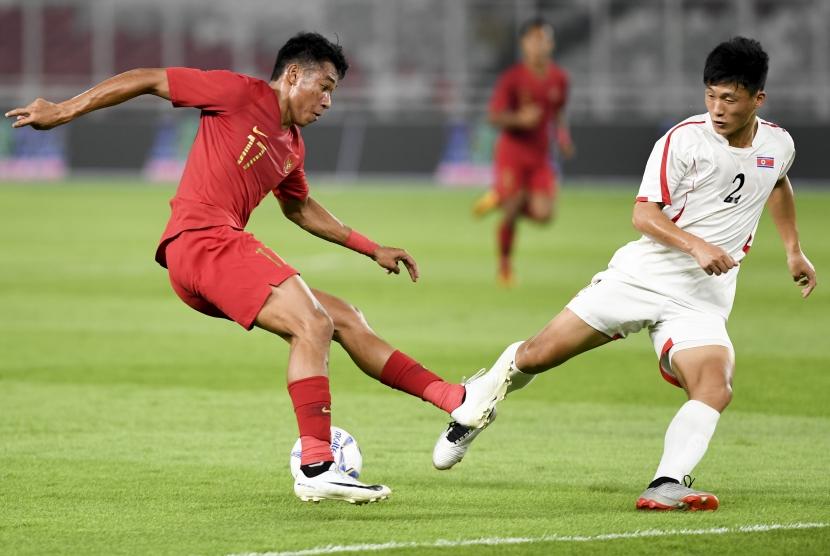 Penyerang Serdy Ephy Fano Boky (kiri) dicoret dari pemusatan latihan timnas Indonesia U-19 karena indisipliner. 