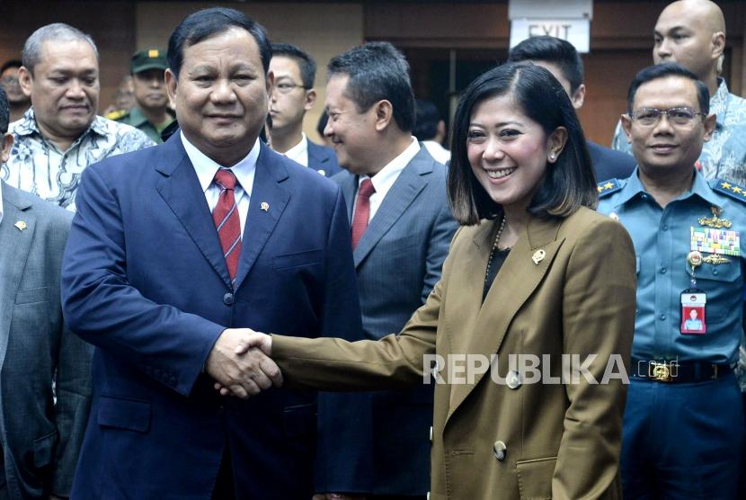 Menteri Pertahanan Prabowo Subianto bersalaman dengan Ketua Komisi I DPR Meutya Hafid sebelum rapat kerja dengan Komisi I DPR di Kompleks Parlemen Senayan, Jakarta, Senin (11/11).