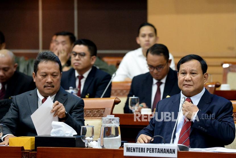 Menteri Pertahanan Prabowo Subianto bersama Wakil Menteri Pertahanan Wahyu Sakti Trenggono bersiap mengikuti rapat kerja dengan Komisi I DPR.