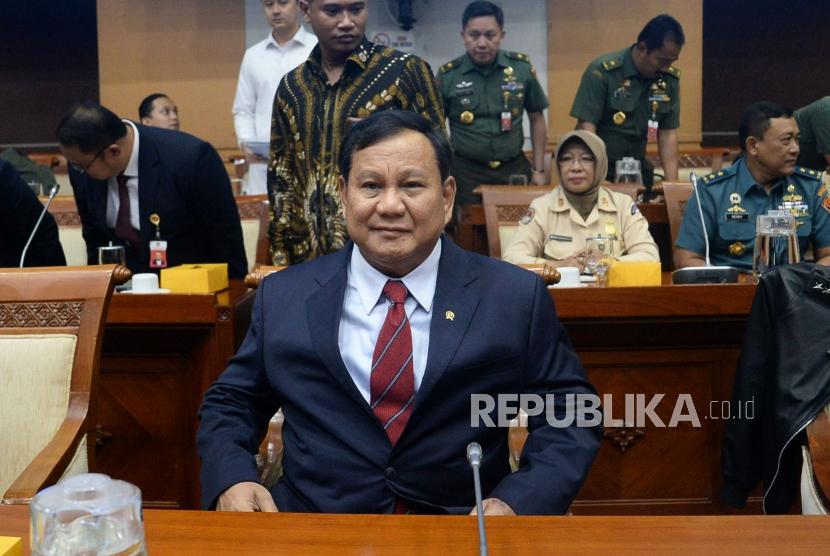 Menteri Pertahanan Prabowo Subianto bersiap mengikuti rapat kerja dengan Komisi I DPR di Kompleks Parlemen Senayan, Jakarta, Senin (11/11).