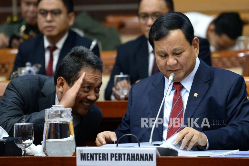 Menteri Pertahanan Prabowo Subianto bersama Wakil Menteri Pertahanan Wahyu Sakti Trenggono bersiap mengikuti rapat kerja dengan Komisi I DPR di Kompleks Parlemen Senayan, Jakarta, Senin (11/11).