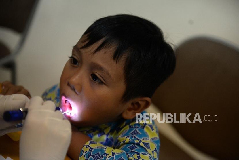 Pemeriksaan gigi anak. Gigi yang tidak rapi dapat menurunkan kepercayaan diri anak.