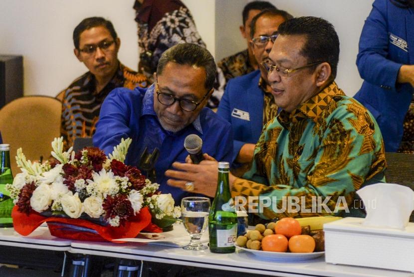Ketua Umum PAN yang juga Wakil Ketua Umum MPR Zulkifli Hasan bersama Ketua MPR Bambang Soesatyosaat melakukan pertemuan  di Kantor Sekretariat PAN, Kebayoran Baru, Jakarta, Selasa (12/11).