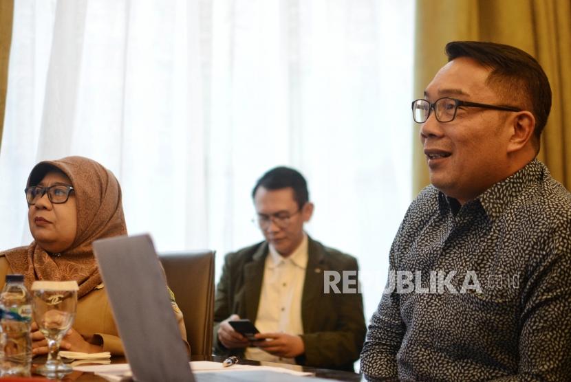 Gubernur Jawa Barat Ridwan Kamil melakukan Teleconference dengan salah satu Ulama yang diberangkatkan ke Inggris di Kantor BJB Precious, Kuningan, Jakarta, Selasa (12/11/2019).