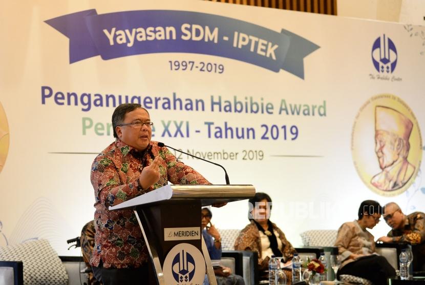 Meteri Riset dan Teknologi/Kepala Badan Riset dan Inovasi Nasional Bambang Brodjonegoro memberikan pidato utama pada acara penganugrahan Habibie Award periode XXI tahun 2019 di Jakarta, Selasa (12/11).
