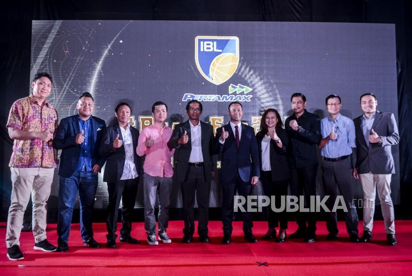 Direktur Utama Indonesian Basketball League (IBL) Junas Miradiarsyah (kelima kanan) bersama sejumlah perwakilan tim foro bersama usai acara IBL Draft 2019 di Jakarta, Selasa (12/11). Klub NSH memilih tiga pemain asing pada IBL Draft 2019.