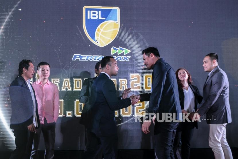 Direktur Utama Indonesian Basketball League (IBL) Junas Miradiarsyah (tengah) bersama sejumlah perwakilan tim bersalaman usai acara IBL Draft 2019 di Jakarta, Selasa (12/11).