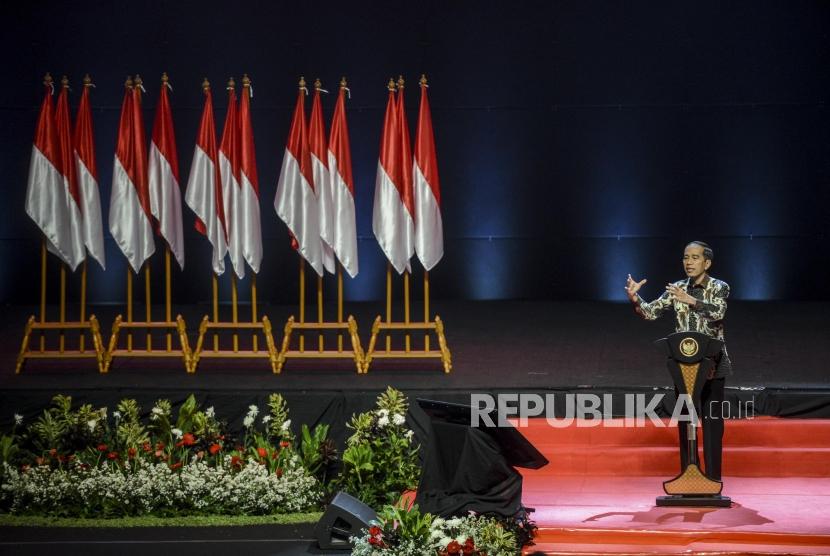 Presiden Joko Widodo memberikan sambutan sekaligus membuka acara Rapat Koordinasi Nasional (Rakornas) pemerintah pusat dan Forum Komunikasi Pimpinan Daerah (Forkopimda) 2019 di Sentul International Convention Center, Bogor, Jawa Barat, Rabu (13/11).