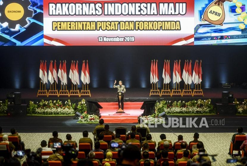 Presiden Joko Widodo memberikan sambutan sekaligus membuka acara Rapat Koordinasi Nasional (Rakornas) pemerintah pusat dan Forum Komunikasi Pimpinan Daerah (Forkopimda) 2019 di Sentul International Convention Center, Bogor, Jawa Barat, Rabu (13/11).