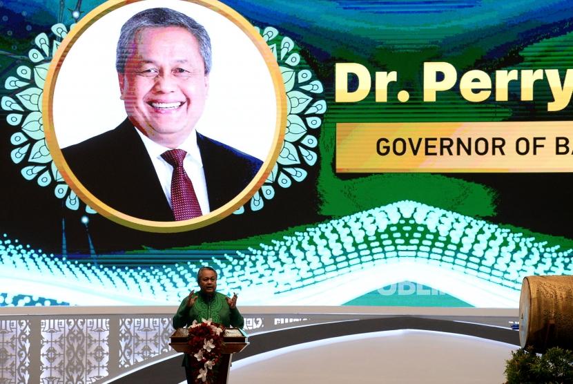 Gubernur Bank Indonesia (BI) Perry Warjiyo memberikan sambutan pada pembukaan Indonesia Sharia Economic Festival (ISEF) ke-6 di Jakarta Convention Center,Senayan, Rabu (13/11).