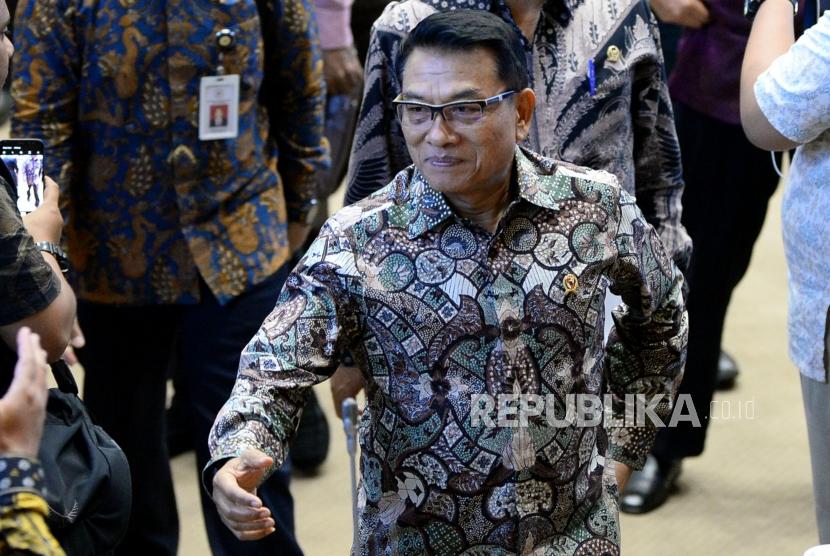 Kepala Staf Kepresidenan Moeldoko bersalaman usai mengikuti rapat kerja bersama Komisi II DPR di kompleks Parlemen, Jakarta, Rabu (13/11).