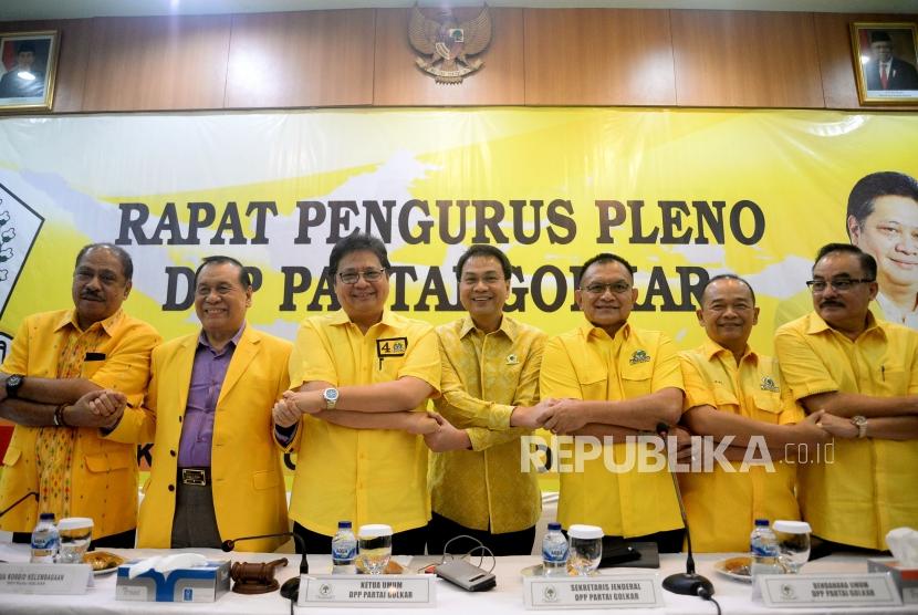 Ketua umum DPP Partai Golkar Airlangga Hartarto (tiga kiri) berfoto bersama pengurus DPP Partai Golkar bersiap mengikuti rapat pengurus pleno di Kantor DPP Partai Golkar, Slipi, Jakarta, Selasa (13/11).