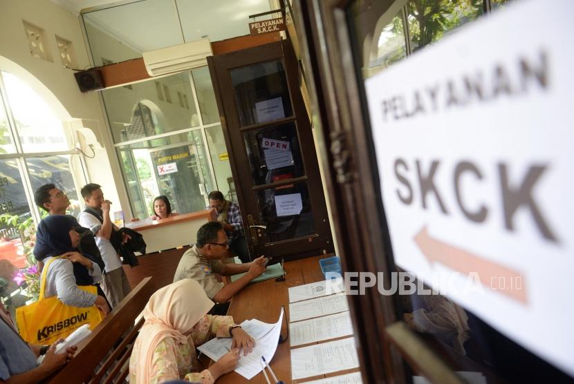 Peningkatan Pemohon SKCK. Warga mengajukan permohonan SKCK di Polresta Kota Yogyakarta, Rabu (13/11).