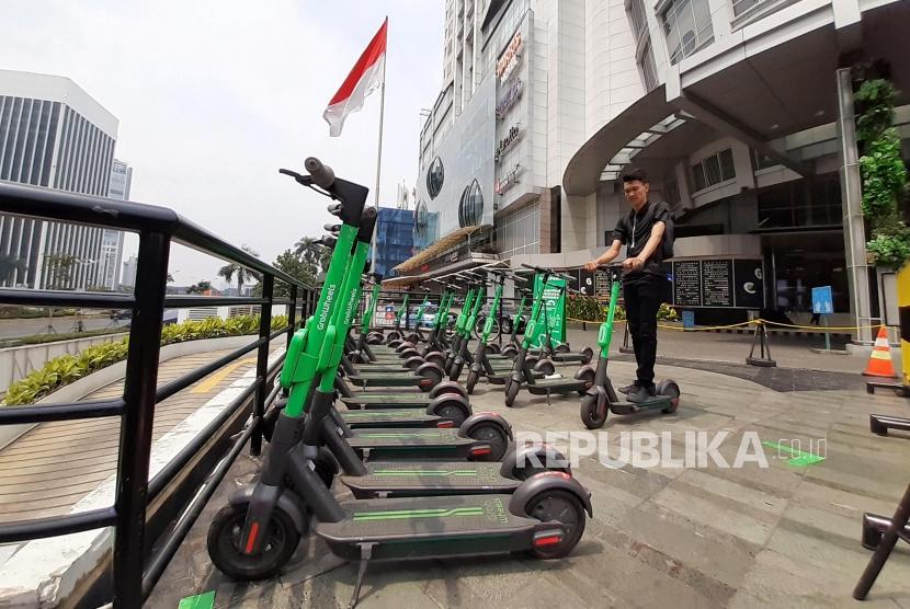 Sejumlah warga menggunakan skuter listrik di kawasan FX Sudirman, Jalan Sudirman, Jakarta, Rabu (13/11).