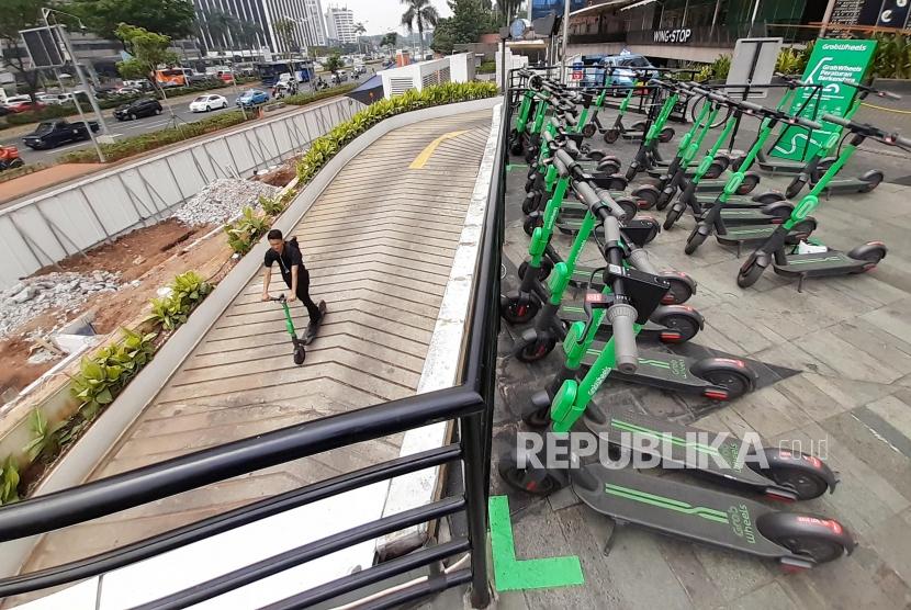Sejumlah warga menggunakan skuter listrik Grabwheels di FX Sudirman, Jalan Sudirman, Jakarta.