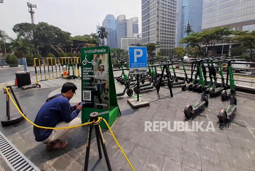 Sejumlah warga menggunakan skuter listrik di FX Sudirman, Jalan Sudirman, Jakarta, Rabu (13/11).